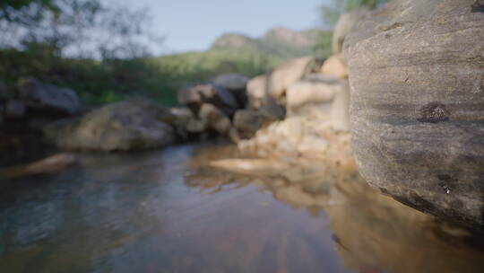 溪流清澈溪水泉水山间树林石缝流出波光粼粼