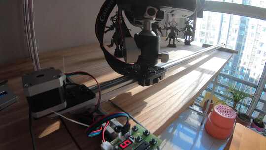 相机安装在自制电动滑轨上拍摄玩具