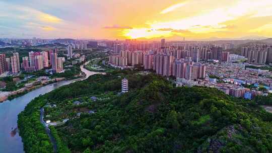 惠州大亚湾夕阳下的城市高楼与山林景观