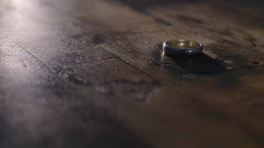 木地板上的戒指视频素材模板下载