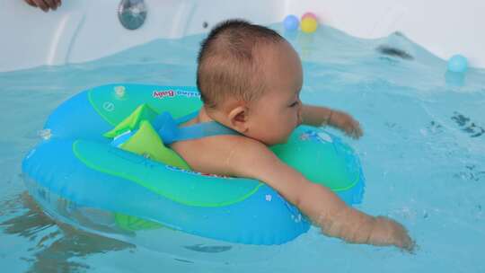 婴儿游泳  游泳池玩水
