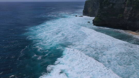 海浪与悬崖海岸的航拍视频 巴厘岛海景风光