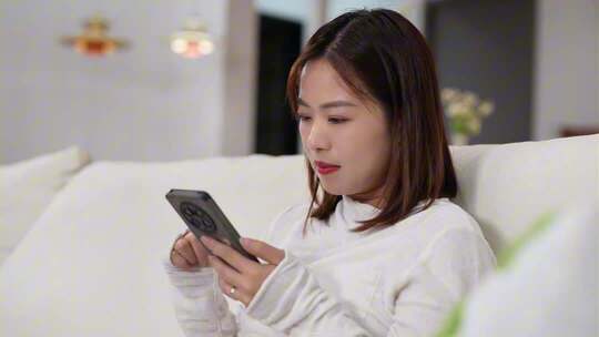 美女休闲看手机文艺小清新