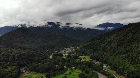 高加索山脉和村庄的景色。