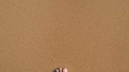 沙滩旅行人走浪海洋沙滩沙滩在沙滩上留下脚印视频素材模板下载