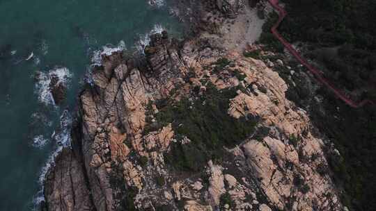 俯拍海岸礁石海浪