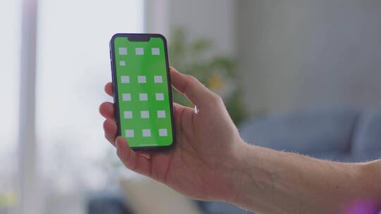 拿绿屏智能手机的男人视频素材模板下载