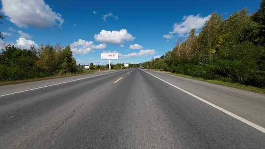 开车行驶在国道路上第一视角