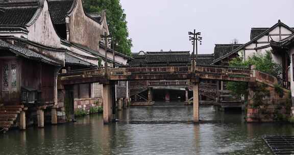 （慢镜）中国千年古镇乌镇下雨天屋檐滴水