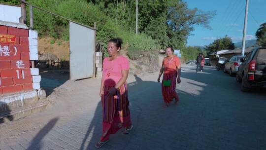 傣族视频云南德宏傣族妇女红色服装
