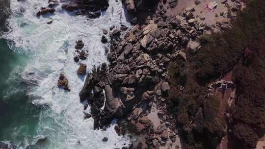 海浪撞击海滩海岸的俯视图