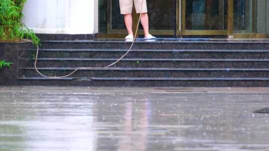 城市马路下雨天雨水雨滴街景街道街头风景风