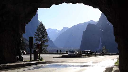 隧道在路上有一个惊人的意见山