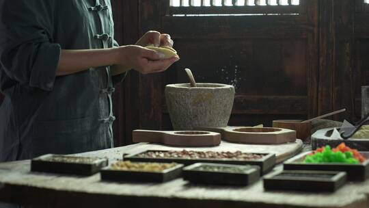 烘焙师使用模具制作月饼