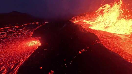 火山喷发岩浆涌动爆发实拍FPV无人机航拍