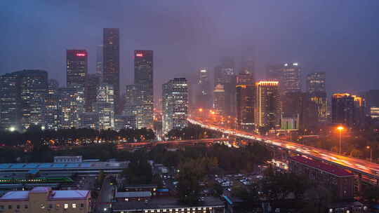 北京阴雨天建筑穿云城市街道车流