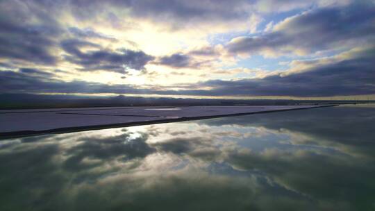 航拍清晨的天空壹号盐湖景区天空之镜的景观