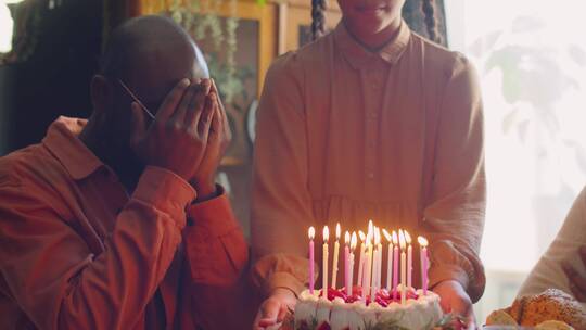 吹灭生日蛋糕上蜡烛的男人视频素材模板下载