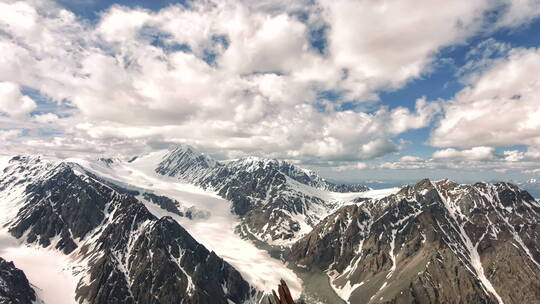 美丽雪山云海冬季自然风光