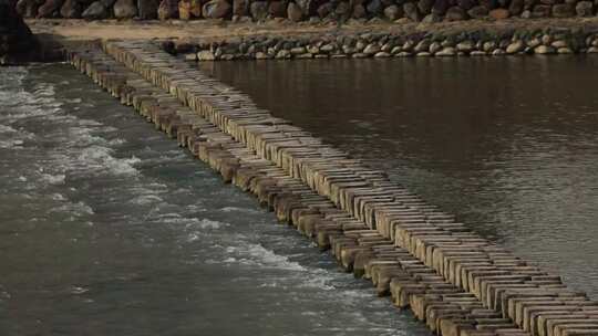 浙江温州泰顺县行人走过仕水碇步