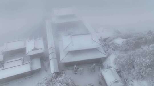 洛阳老君山金顶建筑屋檐雪后冰冻