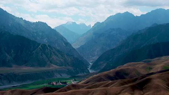 新疆大峡谷/红色地貌/悬崖绝壁/山脉裂谷