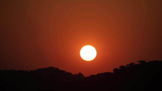 太阳在山头落下延时特写