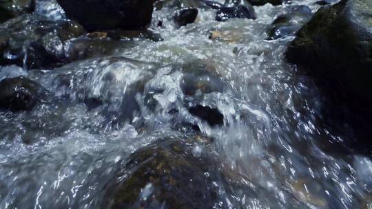 岩石溪流小河
