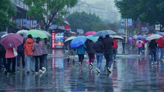 重庆磁器口古镇雨景游客