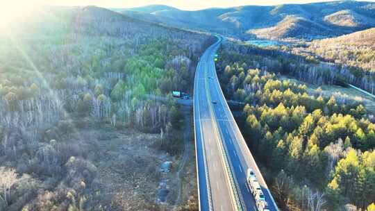 穿越兴安岭森林的绥满高速公路