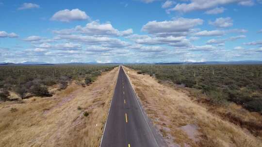 横穿南下加利福尼亚沙漠的一条长长的直路，视频素材模板下载