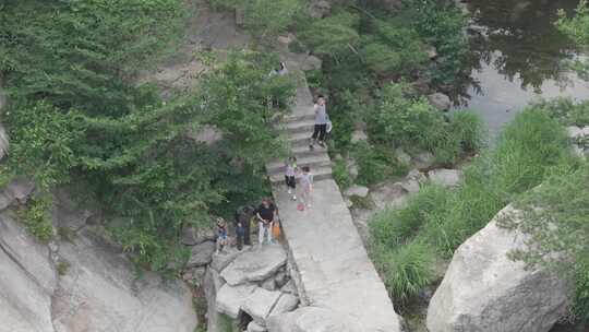 航拍山东省烟台市昆嵛山无染寺景区戏水游客