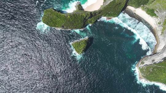 航拍印度尼西亚巴厘岛佩尼达岛精灵坠崖风景