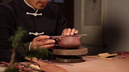 紫砂壶手工匠人制作宜兴紫砂壶技艺