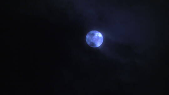 夜空中圆月从乌云中钻出 延时