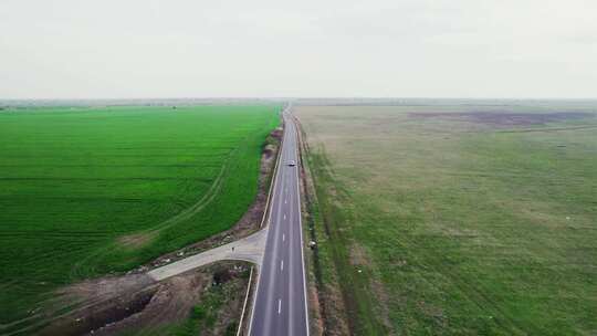 无人机在田野之间的道路上射击