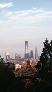 北京景山看古建筑与国贸CBD商业区同框