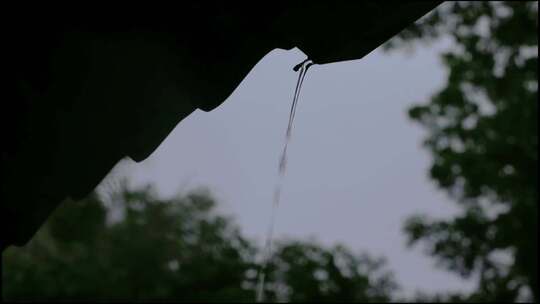 屋檐 雨水从屋檐流下  屋檐滴下雨水