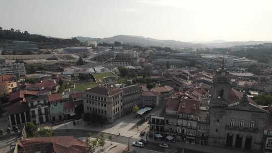 空中平移向右揭示美丽的吉马拉市市中心历史建筑-葡萄牙