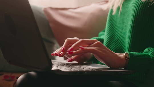 自由职业者女人在家工作或舒适的咖啡馆笔记本电脑键盘上的手特写