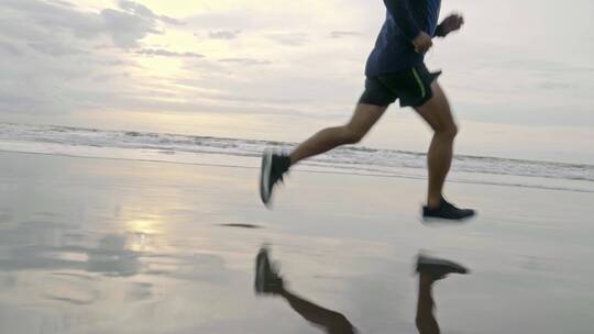 男人在海滩上晨跑视频素材模板下载