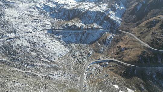 雪山高原上的盘山公路