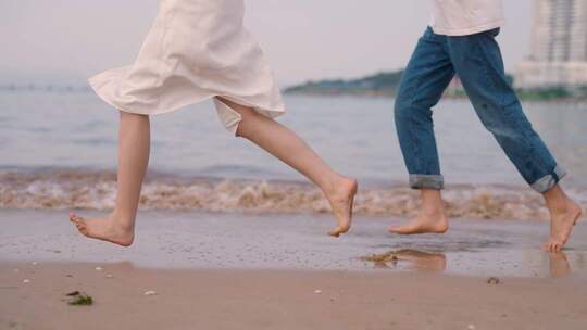 沙滩浪漫情侣海边互动奔跑爱情唯美慢镜头