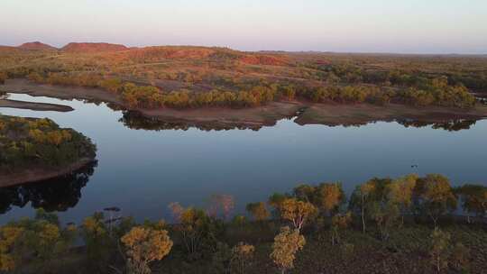 澳大利亚内陆宁静的湖泊，晨光下的水面倒影