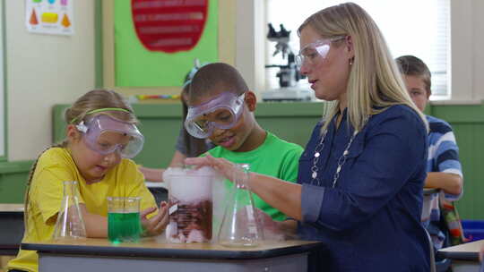 老师和学生在学校教室做科学实验