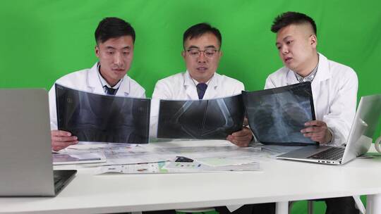 专家团队小组讨论研究骨科病人x光绿幕素材