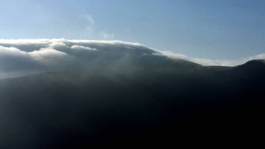云层在山顶滚动的时间流逝