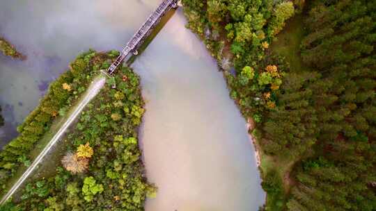 初秋，无人驾驶飞机在密歇根北部的河流上空拍摄，展示了变化的环境