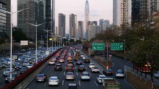 深圳城市天际线下晚高峰拥堵的车流