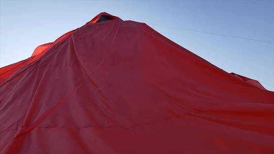 红布覆盖的英烈群雕像 抗日英雄 揭幕